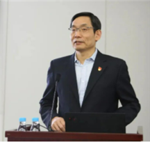 穿西裝的人

描述已自動生成